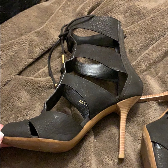 LOUIS VUITTON

Corfu Lace Up Sandals - Picture 2 of 7